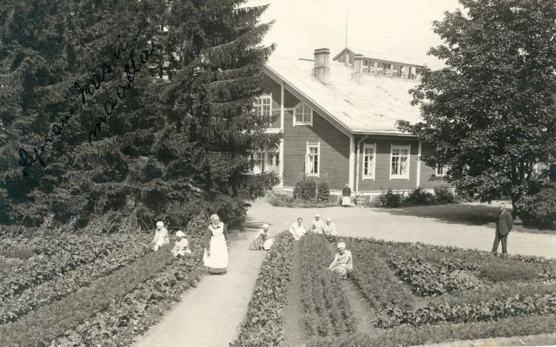 Lepran sairaalan kasvimaa ja kasvimaan hoitajat kuvattuna vuonna 1931