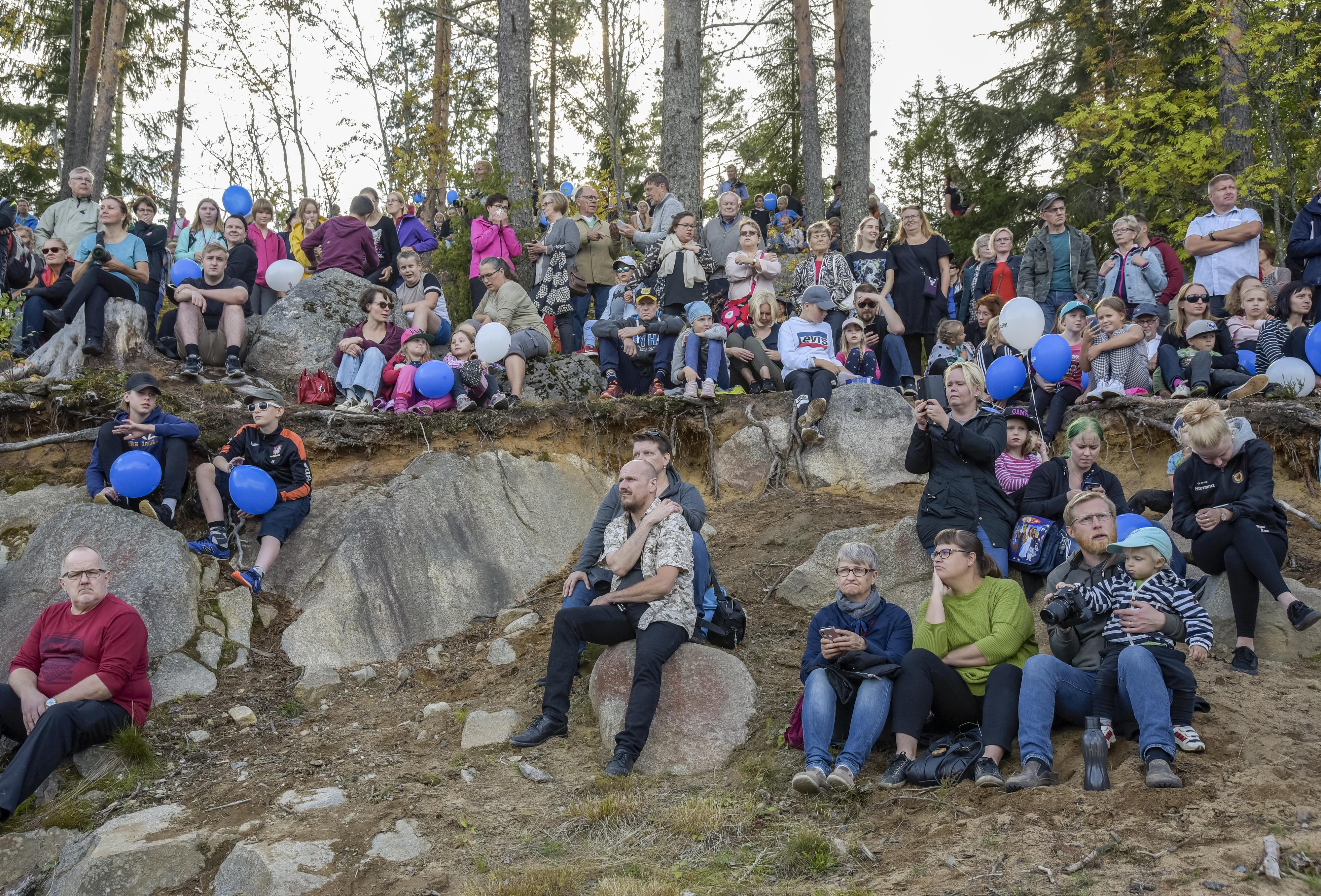 Yleisö istuu Paltanmäen kallioisella rinteellä katsomassa Orivesi 150 -tapahtuman turnajaisia.