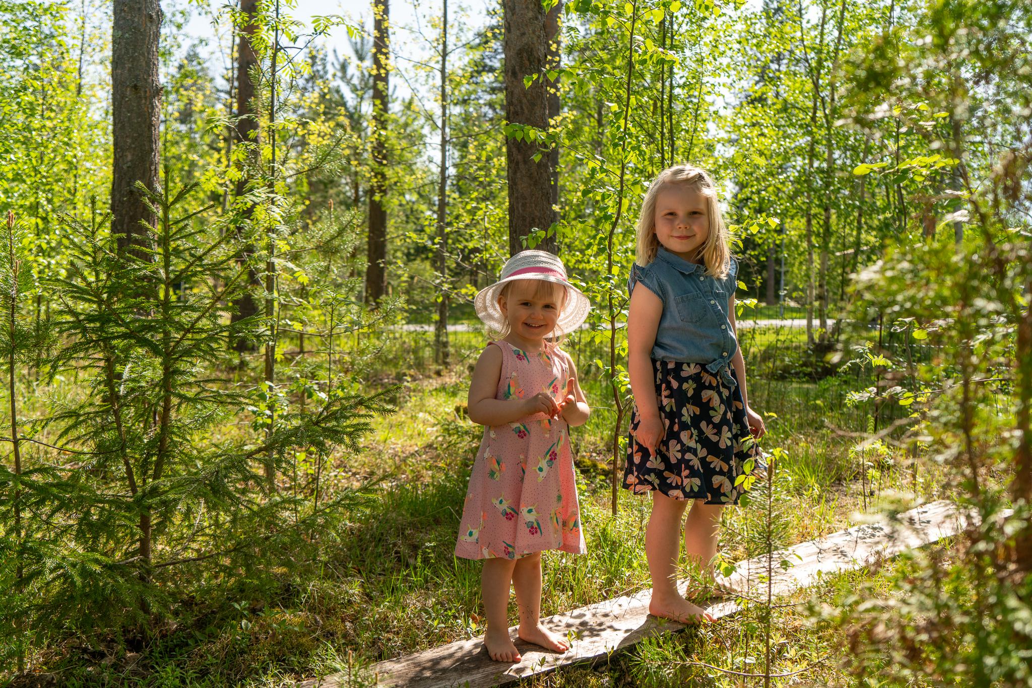 Kaisan tytöt kodin lähellä metsäpolulla.
