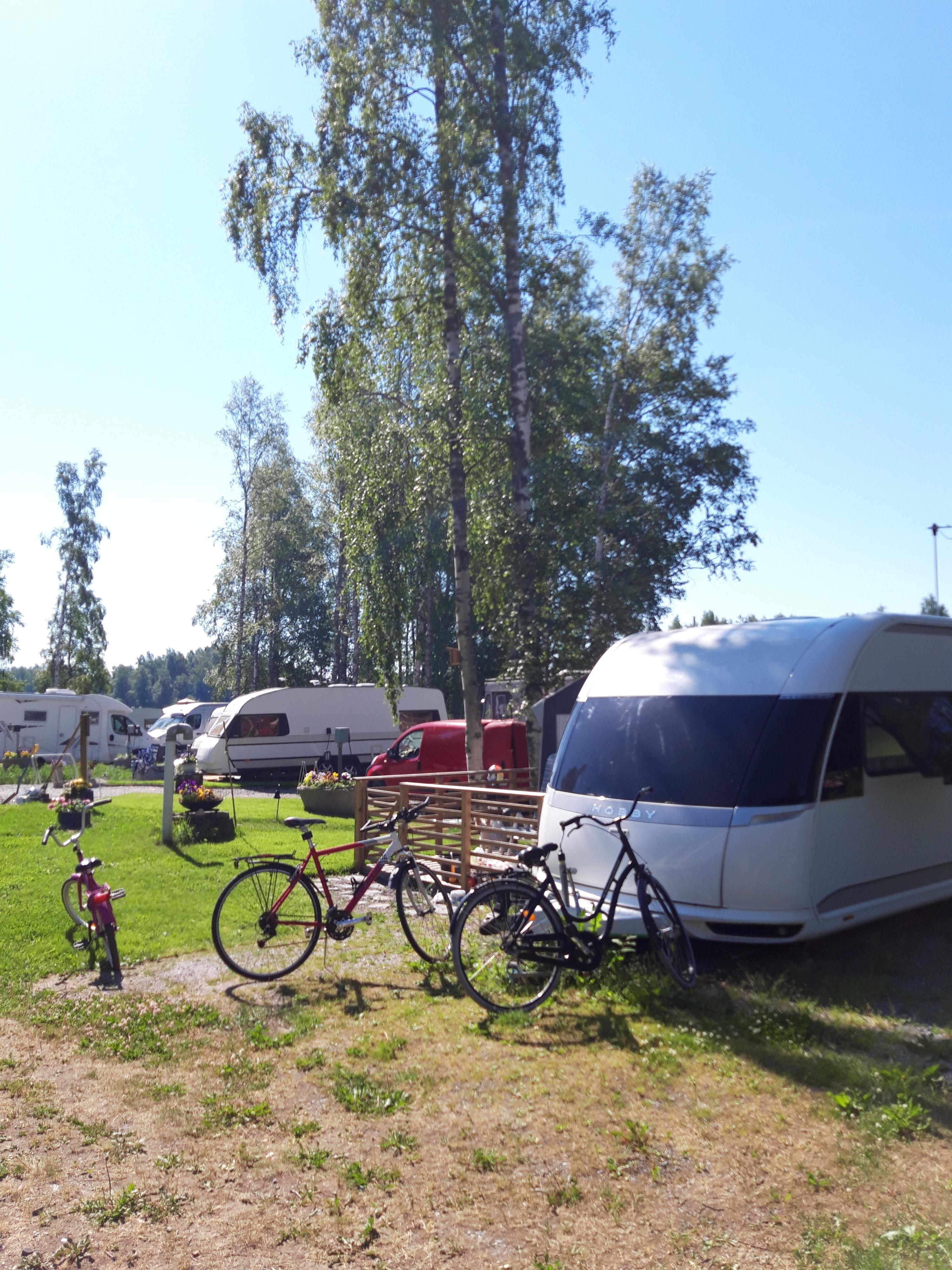 Matkailuvaunuja- ja autoja sekä polkupyöriä Säynäniemen leirintäalueella.