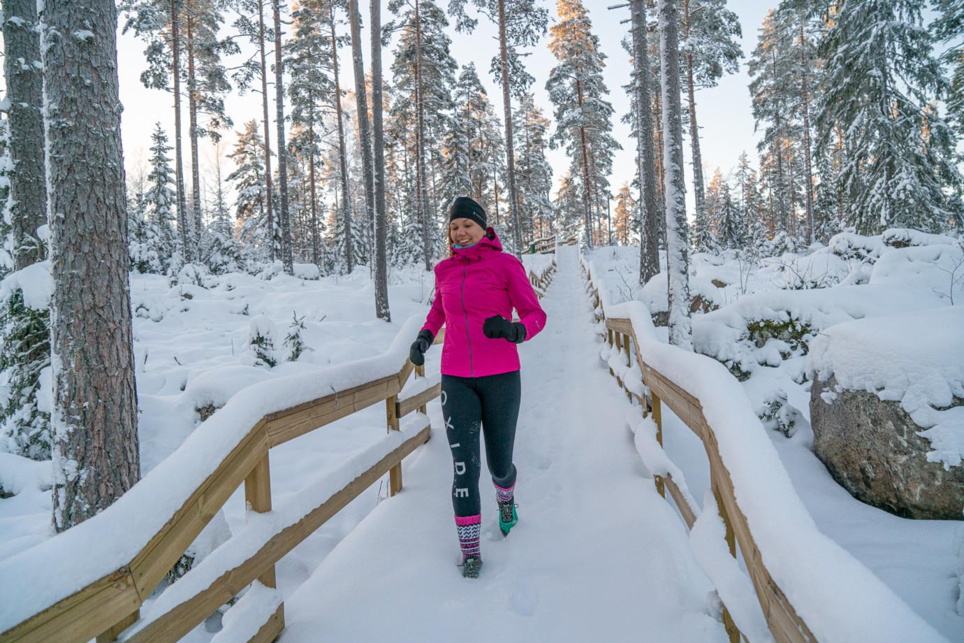 Nainen juoksee Paltanmäen elämysportaissa Orivesi-JonSukat jalassaan.
