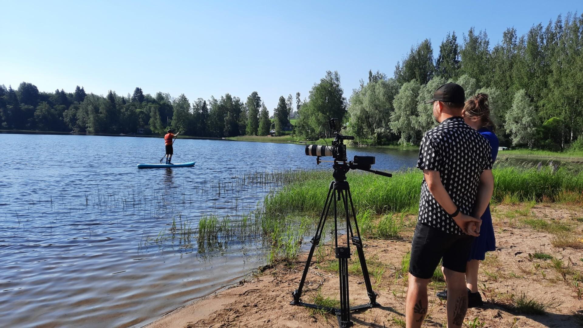 Videokuvaaja ja käsikirjoittaja tekemässä Oriveden kaupungin mainosvideon kuvausta Pitkäjärven uimarannalla kesällä 2021.