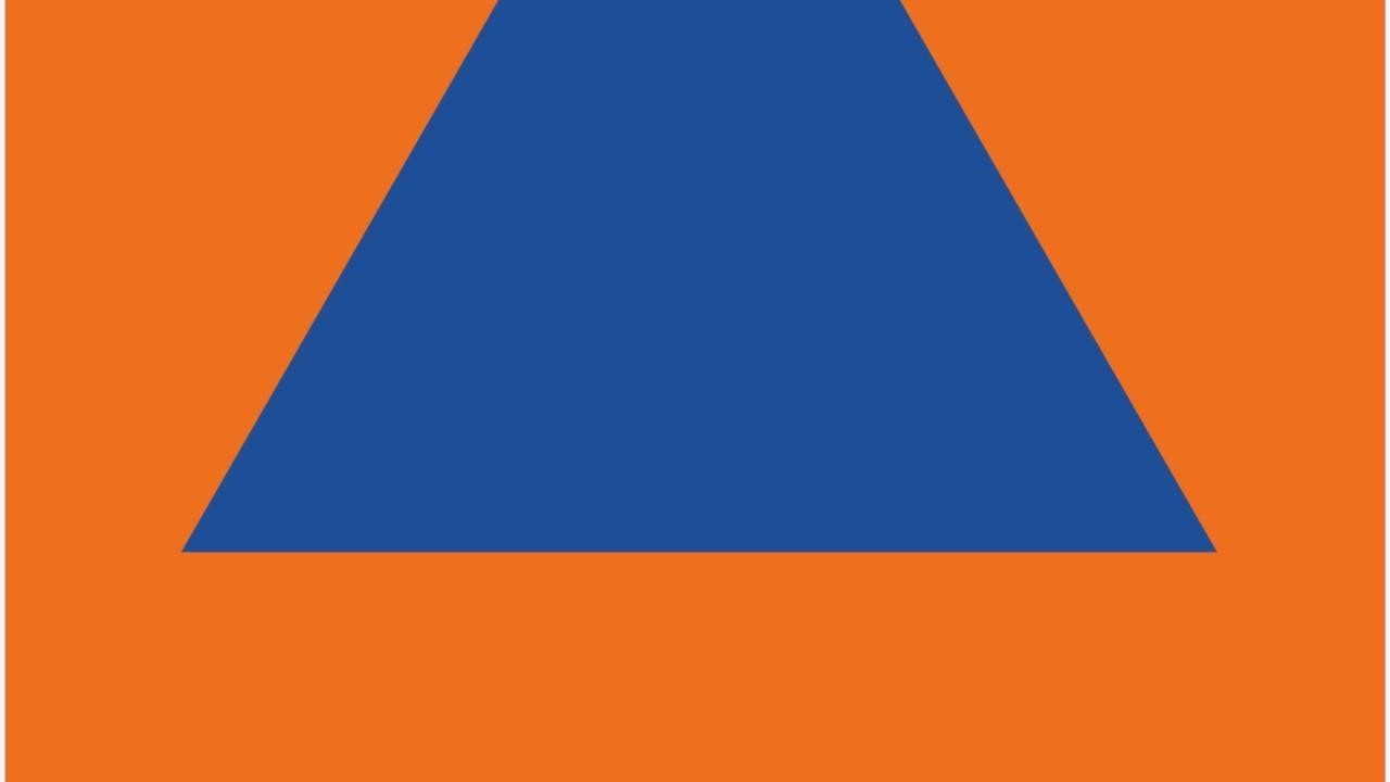 Väestönsuojan sini-oranssi tunnus, jossa on sininen kolmio oranssilla pohjalla ja teksti Väestönsuoja.