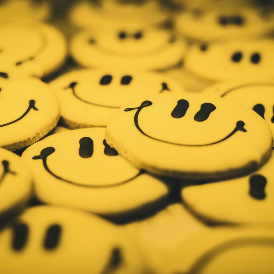 Keltaisia hymynaamoja.