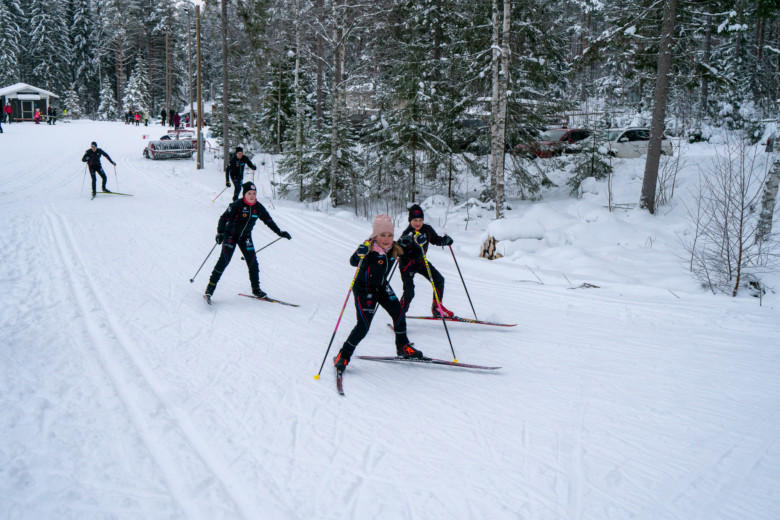 Lapsia ja aikuisia hiihtämässä Oriveden Hiihtomaassa.