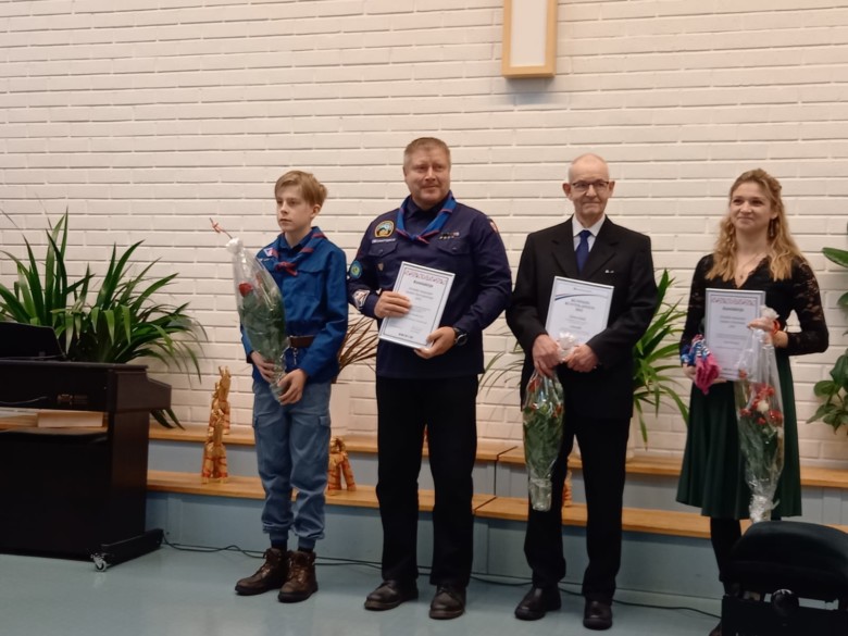 Kuvassa vasemmalla Eräsusien edustajat, Kunnon kuntalainen Hannu Hakala ja Vuoden urheiluteko -palkinnon saaja Kerttu Nieminen.