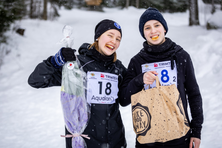 Joukkuekisan voittajat Emmi Papinniemi ja Arttu Papinniemi.