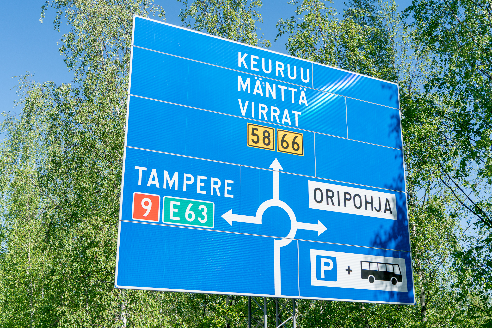 Kyltti, johon on merkitty Tampereen ja Mäntän suunnat sekä Oripohja yritysalue.
