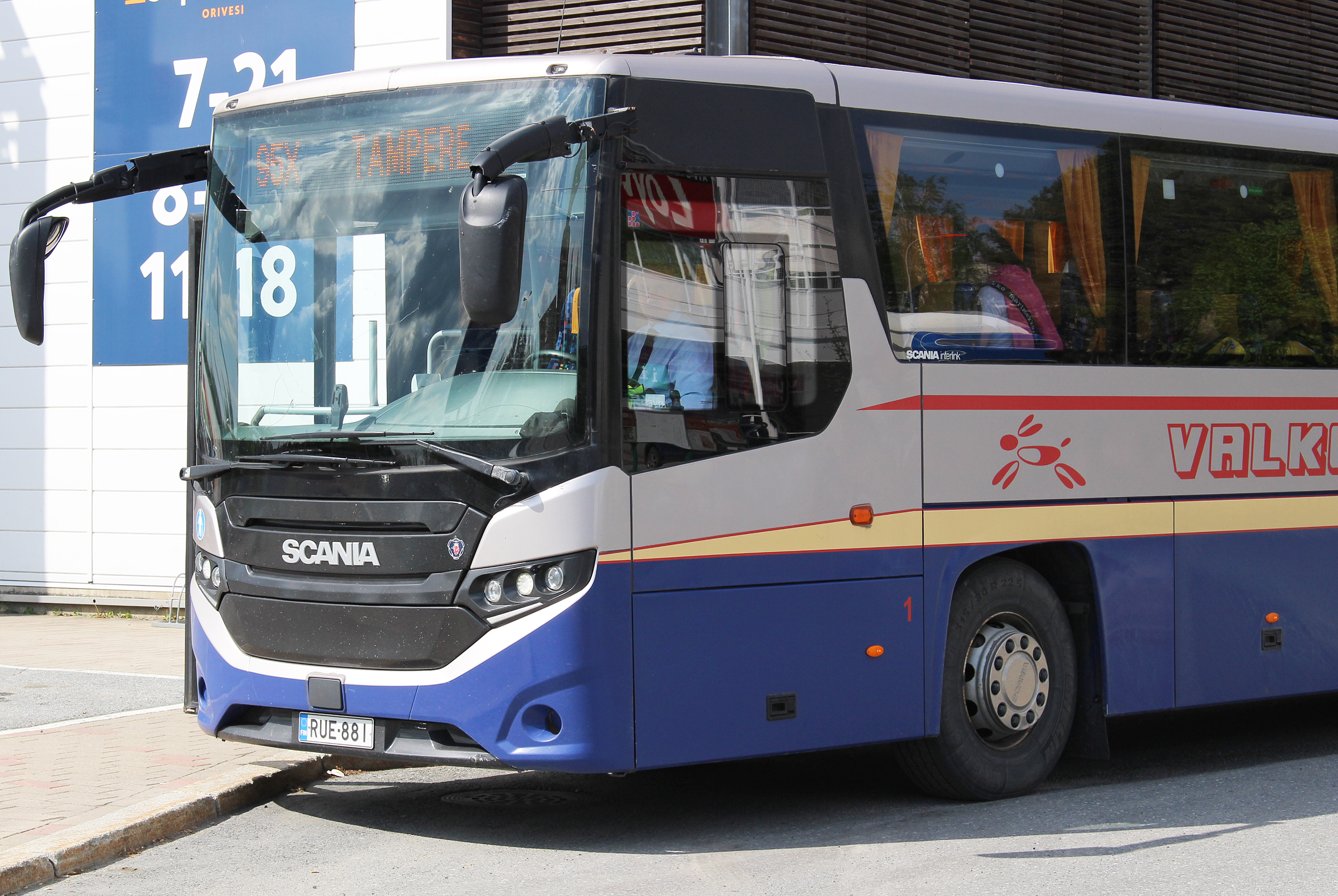 Nyssen 95X-linjan liikennettä liikennöivä Valkeakosken liikenteen bussi.