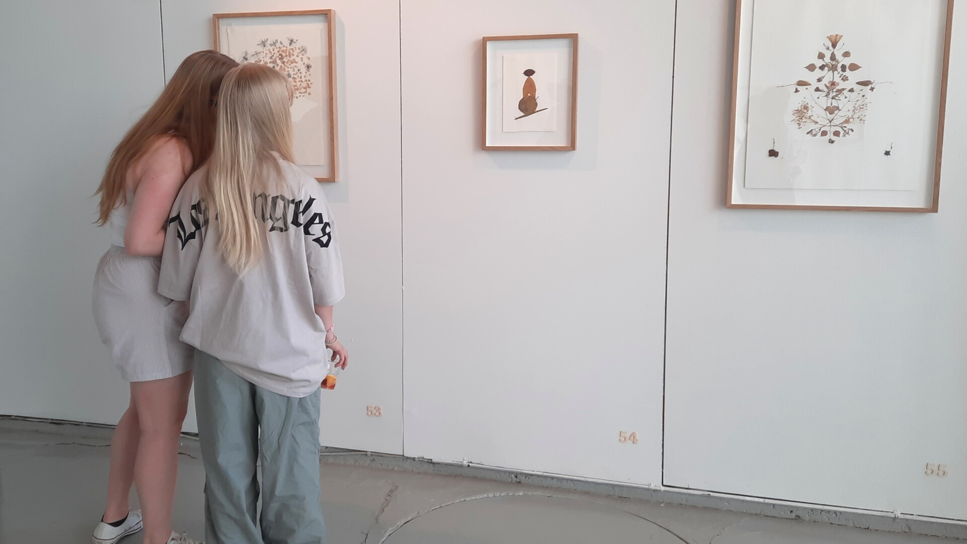 Kaksi tyttöä tutkimassa taideteosta Taidekeskus Purnussa.