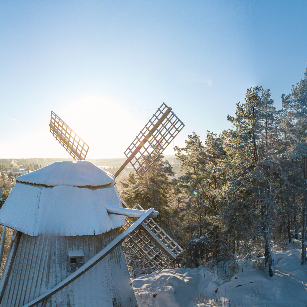 Panoraamakuva Paltanmäen tuulimyllystä aurinkoisena talvipäivänä.