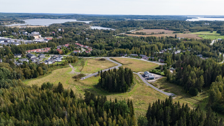 Mattilanniityn asuinalue kuvattuna dronella kesällä 2023.