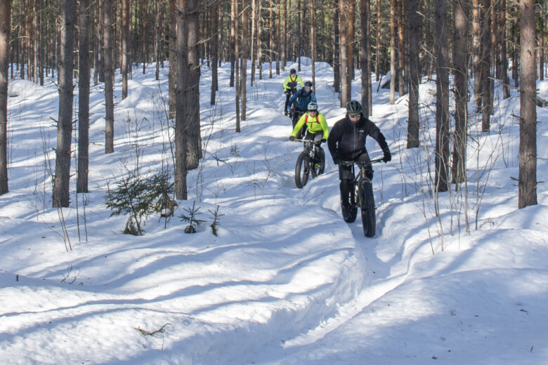 Talvipyöräilijöitä uudella reitillä.
