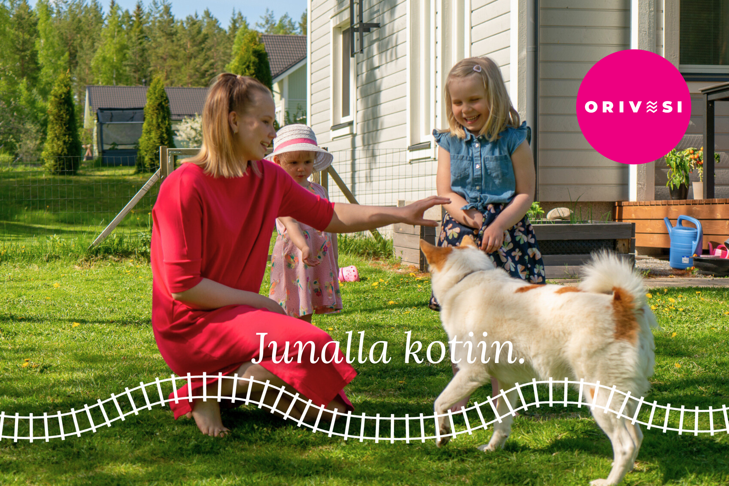 Perhe ja koira omakotitalon pihalla, junaradan kuva ja teksti Junalla kotiin.